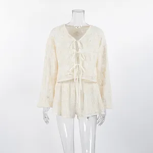 Set vacanza in due pezzi in jacquard bianco con cardigan annodato sul davanti e shorts