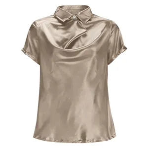 Detailansicht der champagnerfarbenen Satinbluse mit elegantem Wasserfall- und Reverskragen