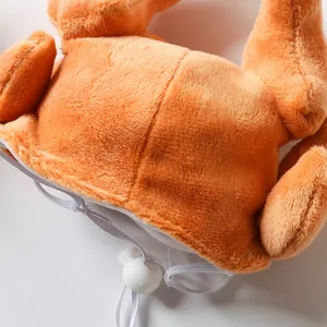 Gros plan du chapeau de dinde en peluche douce avec cordon de serrage réglable