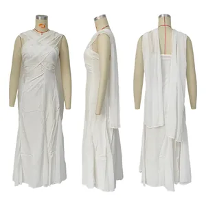 Détail d'une robe longue blanche en mousseline avec design croisé sans manches