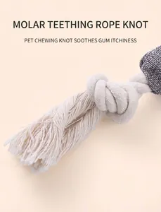 Vue macro détaillée d'un nœud de corde en coton blanc durable pour jouet chien