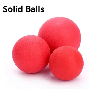 Set van drie duurzame rode TPR-rubberen massieve stuiterballen voor hondentraining