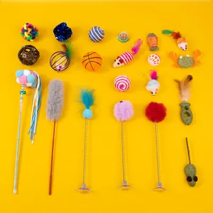 Variado set de juguetes para gatos con varitas de plumas, ratones y pelotas de colores