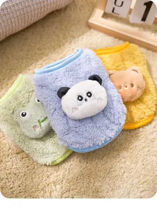 Primer plano de suéteres gruesos de forro polar para perros con diseños 3D de panda y rana