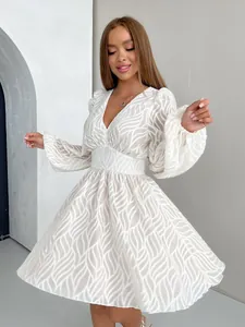 Elegantes französisches Jacquard-Kleid mit V-Ausschnitt, Laternenärmeln und Wespentaille