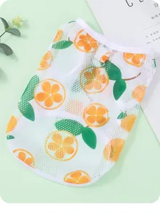 Vue détaillée d'un gilet d'été en maille respirante pour animaux avec motif orange vif