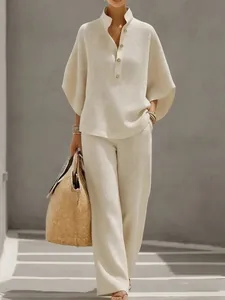 Ensemble élégant en maille gaufrée beige avec chemise boutonnée et pantalon large fluide