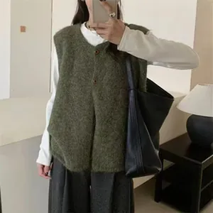 Gilet in maglia retrò verde oliva da donna, stile a strati ampio per l'autunno.