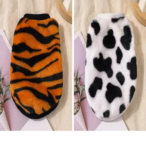Vista detallada de chalecos de felpa para mascotas con motivos de tigre y vaca para cachorros