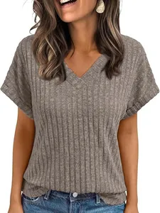 Casual zomer t-shirt voor dames met V-hals en korte mouwen in bruine geribbelde breisel