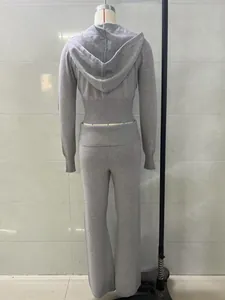 Vista posteriore dettagliata di un set coordinato in maglia grigia aderente da donna