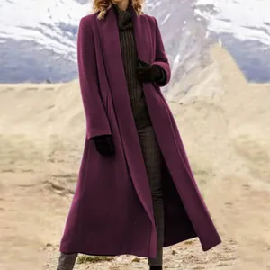 Elegante abrigo largo de lana burdeos para mujer en un entorno invernal al aire libre