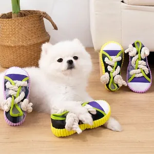 Quietschendes Hundekauspielzeug in Form bunter Stoffturnschuhe mit stabilen Seilen