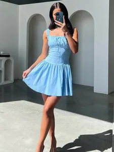 Élégante mini-robe bleu clair à bretelles avec taille cintrée et coupe trapèze flatteuse