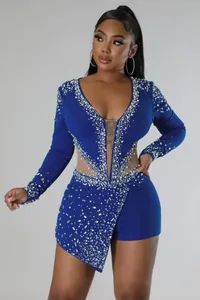 Dettaglio ravvicinato di un body blu con perle e decorazioni in strass luccicanti
