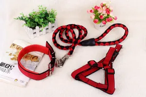 Langlebiges Set aus rot-schwarz geflochtener Hundeleine, Geschirr und Halsband