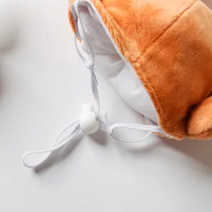 Détail d'un chapeau de dinde en peluche avec cordon de serrage blanc et doublure
