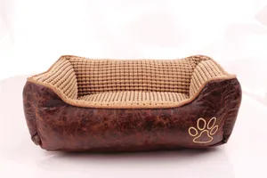 Dettaglio di una cuccia rettangolare in ecopelle marrone e fodera in velluto beige
