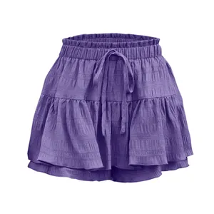 Dettaglio degli strati di volant e della coulisse in vita della gonna-pantalone viola.