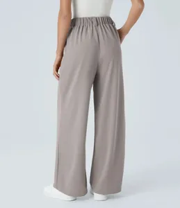 Rückansicht der grauen Damen-Freizeithose mit hoher Taille und weitem Bein-Stil.