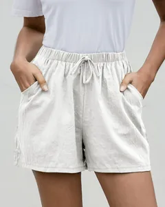 Detalle de pantalones cortos de lino para mujer con cordón y bolsillos laterales