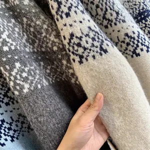 Détail en gros plan du tricot à motifs Fair Isle pour cardigan femme automne hiver