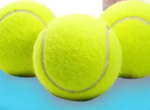 Vue détaillée de trois balles de tennis jaunes durables pour le jeu des chiens