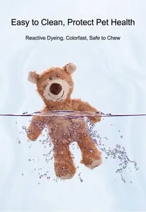 Détail en gros plan d'un ours en peluche marron pour chien lavé dans une eau claire à bulles