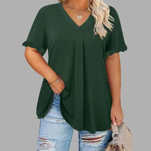 Detalle del cuello en V y las mangas con volantes en un top verde de talla grande