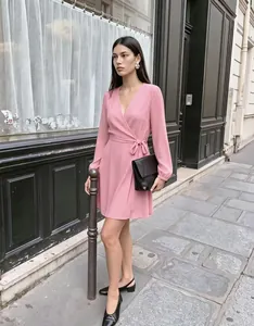 Elegante vestido cruzado rosa con cuello en V, manga larga y lazo ajustable lateral