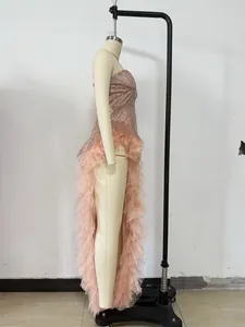 Seitenansicht eines paillettenbesetzten Kleides mit langer Tüllschleppe in Roségold.