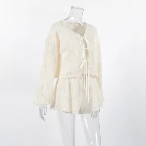 Dettaglio del set da vacanza a due pezzi in jacquard bianco con top e pantaloncini