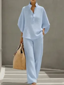 Vue détaillée d'un ensemble bleu clair en maille gaufrée avec haut polo et pantalon