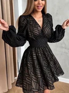 Elegantes französisches Minikleid aus schwarzem Jacquard mit V-Ausschnitt und Ärmeln.