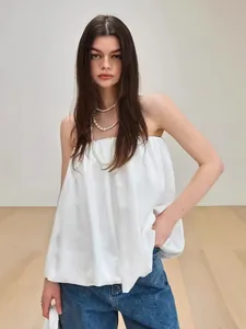 Haut tube sans bretelles en satin blanc élégant pour femmes avec silhouette bouffante.