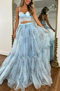 Dettaglio completo due pezzi azzurro a fiori con top stringato e gonna lunga a balze.