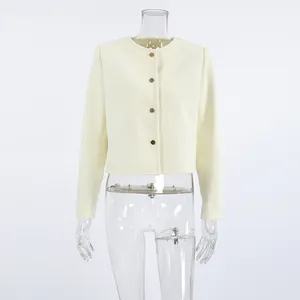 Eleganter cremefarbener kurzer Tweed-Jacket mit Goldknöpfen auf einer Schaufensterpuppe