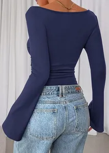 Achteraanzicht van een nauwsluitend donkerblauw T-shirt met boothals en trendy klokmouwen.