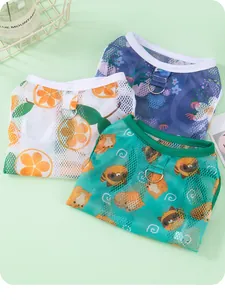 Gros plan de gilets pour chats en maille respirante aux motifs variés et colorés.