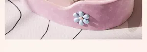 Gedetailleerde macro-opname van een roze hondenbed van pluche met een schattig bloemdetail