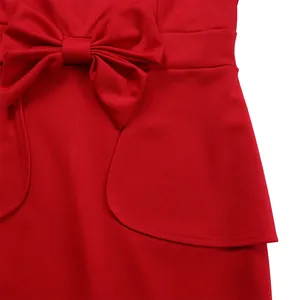 Detailansicht eines eleganten roten Bleistiftkleids mit einer Taillenschleife in Übergröße.