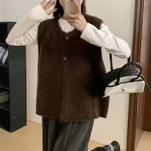 Dettaglio del gilet in maglia marrone oversize per un look retrò a strati versatile