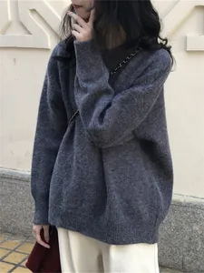 Pull en maille gris vintage oversize avec col rond pour femme, texture douce et chaude