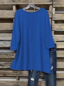 Detail van een blauwe tuniek in grote maten met asymmetrische zoom en 3/4 mouwen.