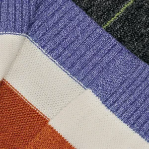 Primer plano de la textura del punto y el detalle color-block del jersey de rayas