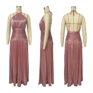 Elegantes rosa-metallisches plissiertes Neckholder-Maxikleid mit offenem Rücken