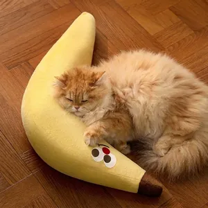 Comfortabele pluche kattenmand in de vorm van een bananenboot voor kleine huisdieren