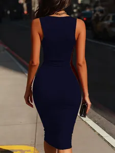 Rückansicht eines eleganten ärmellosen Bodycon-Midi-Kleids in Marineblau