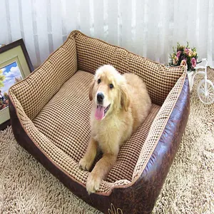 Comodo letto rettangolare marrone per cani con morbida fodera a nido d'ape per cani.