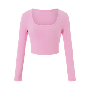 Vue de face d'un crop top rose à manches longues et col rond large en maille côtelée